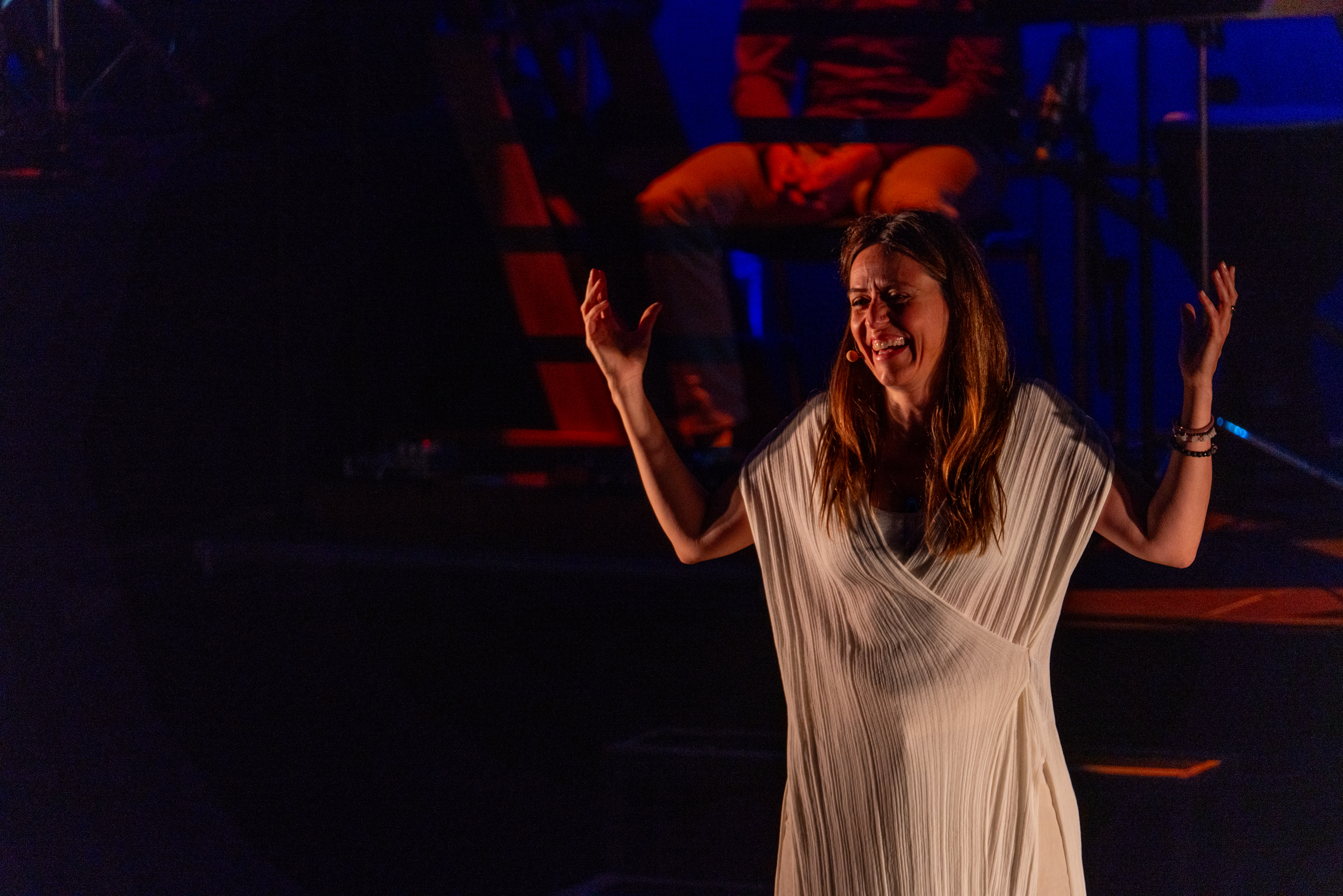 Nahaufnahme eines Sängers auf der Bühne in atmosphärischem blauem Licht