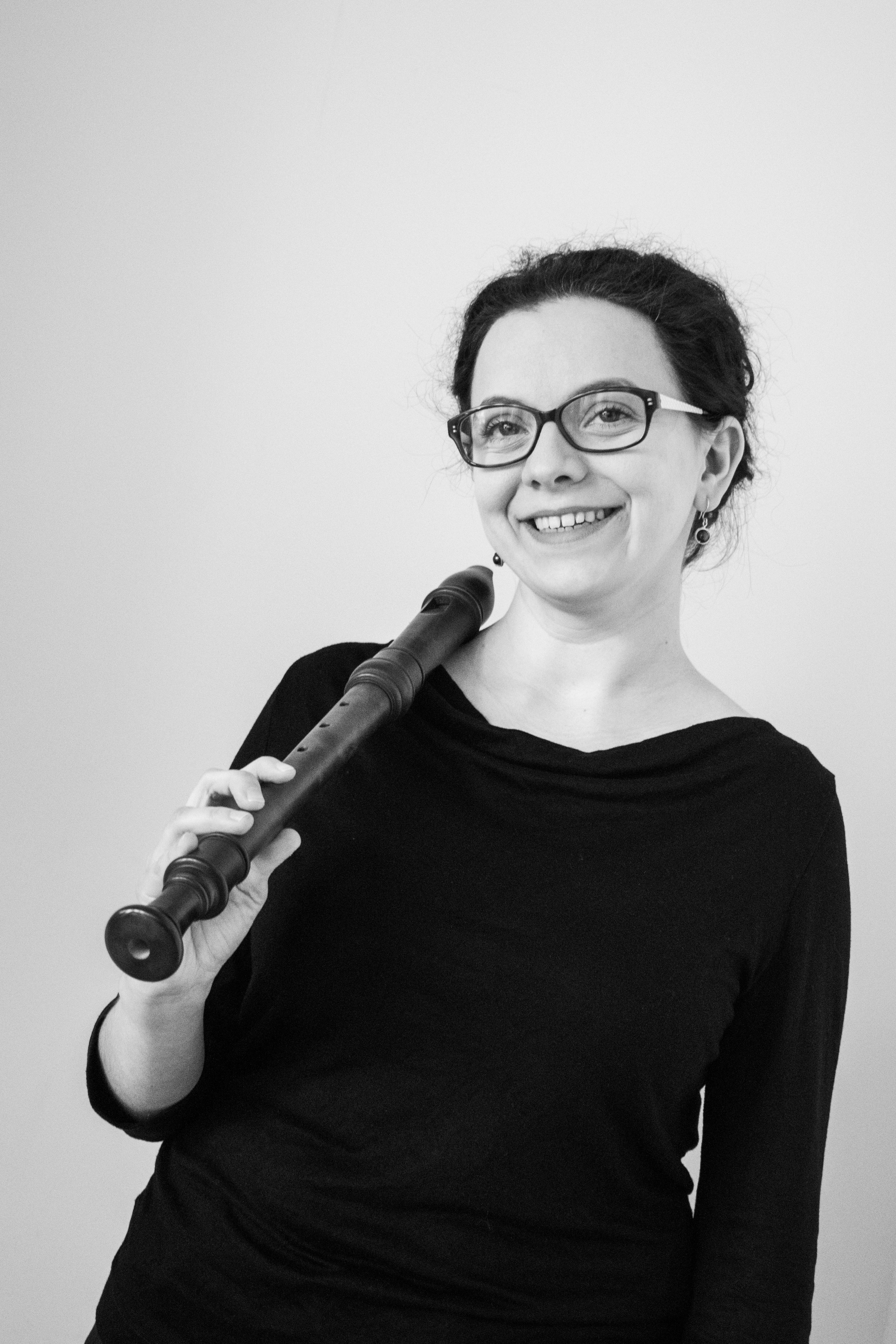 Klassisches Porträt eines Musikers in einer ruhigen Backstage-Atmosphäre